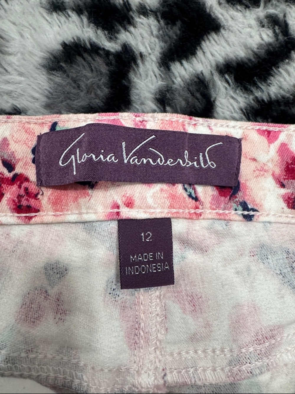 Gloria Vanderbilt Pink Floral Capri Shorts - Picture 2 of 6